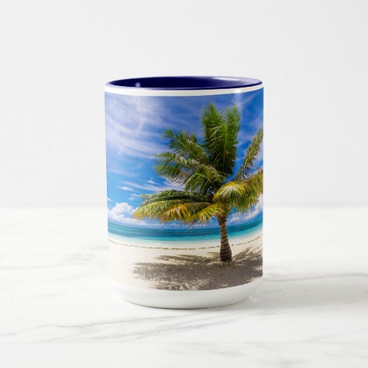 Palme am weißen Sandstrand Tasse (Zentrum)