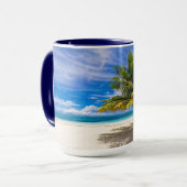 Palme am weißen Sandstrand Tasse (Vorderseite Links)