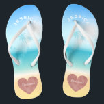 Palme-tropische Strand-Hochzeits-Herz-Brautjungfer Badesandalen<br><div class="desc">Personalisierte, trendy Rosengoldherz-Strandhochzeit drehen Reinfallsandelholze für Brautjungfern um und andere Mitglieder des Brautpartei Hintergrundes ist eine tropische Strandszene mit Palmen gegen einen hübschen blauen Himmel und ein volles Sonnenlicht mit Aquatürkiswasser und sandigem Strand. Imitat vereitelt, Rosengoldherzentwurf unten, der "Brautjungfer" in den Buchstaben der eleganten Art liest. Personalisierter Name oben in...</div>