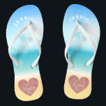 Palme-tropisches Strand-Hochzeits-Team-Braut-Herz Badesandalen<br><div class="desc">Personalisierte, trendy Rosengoldherz-Strandhochzeit drehen Reinfallsandelholze um, die Hintergrund eine tropische Strandszene mit Palmen gegen einen hübschen blauen Himmel und ein volles Sonnenlicht mit Aquatürkiswasser und sandigem Strand ist. Imitat vereitelt, Rosengoldherzentwurf unten. Liest Team, dann Braut, auf anderer Sandale in den Buchstaben der eleganten Art. Personalisierter Name oben in gebogenen Buchstaben....</div>