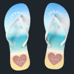 Palme-tropisches Strand-Hochzeits-Team-Braut-Herz Badesandalen<br><div class="desc">Personalisierte, trendy Rosengoldherz-Strandhochzeit drehen Reinfallsandelholze um, die Hintergrund eine tropische Strandszene mit Palmen gegen einen hübschen blauen Himmel und ein volles Sonnenlicht mit Aquatürkiswasser und sandigem Strand ist. Imitat vereitelt, Rosengoldherzentwurf unten. Liest Team, dann Braut, auf anderer Sandale in den Buchstaben der eleganten Art. Personalisierter Name oben in gebogenen Buchstaben....</div>