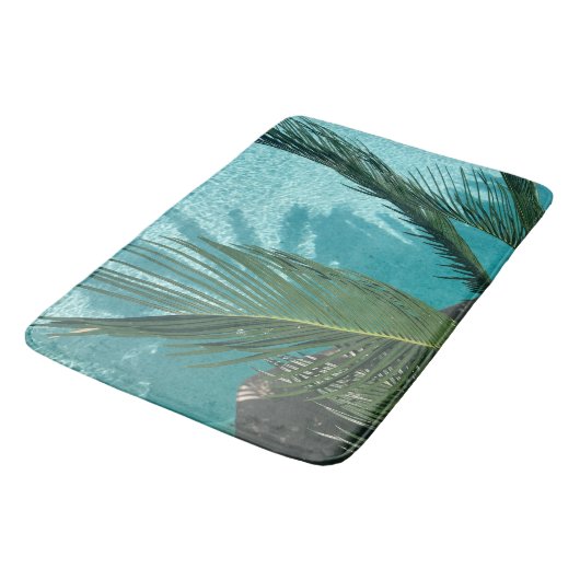 Palme über dem Wasser Badematte (Schrägansicht)