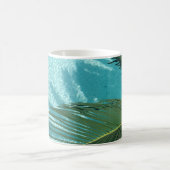 Palme über dem Wasser Kaffeetasse (Mittel)