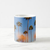 Palme unter blauem Himmel Kaffeetasse (Mittel)