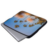 Palme unter blauem Himmel Laptopschutzhülle (Vorne Knopf)