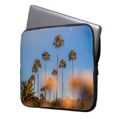 Palme unter blauem Himmel Laptopschutzhülle (Vorderseite Links)