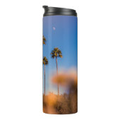 Palme unter blauem Himmel Thermosbecher (Nach rechts gedreht)