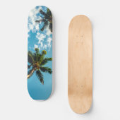 Palmen am blauen Himmel Skateboard (Vorderseite)