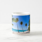 Palmen am Strand von Isla Saona Kaffeetasse (Mittel)