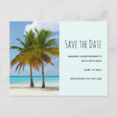 Palmen an einem tropischen Strand Save the Date Einladungspostkarte (Vorderseite)