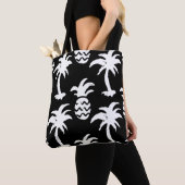 Palmen, Ananas, monochrome Muster. Tasche (Von Nahem)