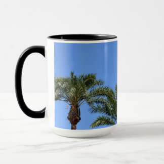 Palmen gegen das blaue Himmelsobjekt Foto Tasse