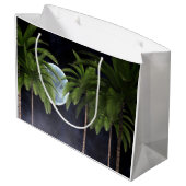 Palmen gegen den Mond Große Geschenktüte (Rückseite Schrägansicht)