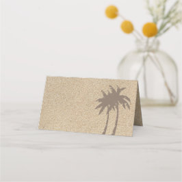 Palmen und Platzkarten mit Sandstrand