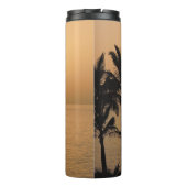 Palmen und romantischer Sonnenuntergang Thermosbecher (Rückseite)