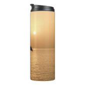 Palmen und romantischer Sonnenuntergang Thermosbecher (Nach rechts gedreht)