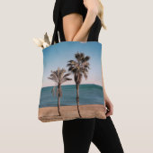 Palmenbaum am Strand am Morgen Tasche (Von Nahem)