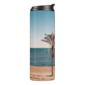 Palmenbaum am Strand am Morgen Thermosbecher (Nach links gedreht)