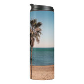 Palmenbaum am Strand am Morgen Thermosbecher (Nach rechts gedreht)