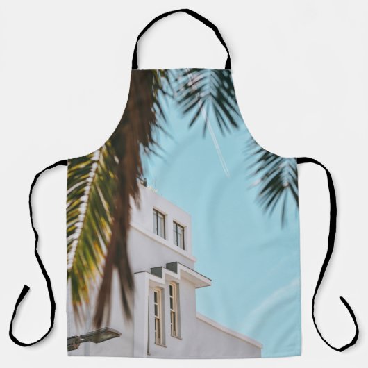 Palmenbaum in der Nähe von weißem Beton Gebäude Schürze (Vorderseite)