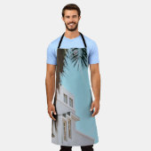 Palmenbaum in der Nähe von weißem Beton Gebäude Schürze (Getragen)