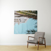 Palmenbaum in der Nähe von weißem Beton Gebäude Wandteppich (Beispiel (Horizontal))
