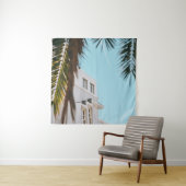 Palmenbaum in der Nähe von weißem Beton Gebäude Wandteppich (Beispiel)