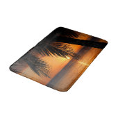 Palmenbaum über Orange Sunset Beach Szene Badematte (Schrägansicht)