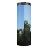 Palmenbaum unter einem klaren Himmel versetzen Thermosbecher (Rückseite)