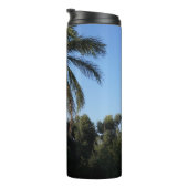 Palmenbaum unter einem klaren Himmel versetzen Thermosbecher (Nach rechts gedreht)