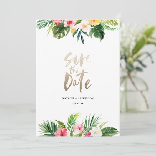 Palmenblatt und Goldschrift mit Blütenblättern Save The Date (Stehend Vorderseite)
