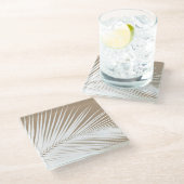 Palmenblatt - weiß auf Taubtan Glasuntersetzer (Schrägansicht)