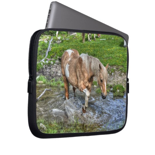 Palomino Paint Horse & Forest Pond 2 Laptopschutzhülle (Vorne Rechts)