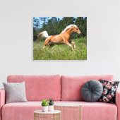 Palomino Pferd durch eine Wiese Leinwanddruck (Insitu (Wohnzimmer))