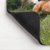 Palomino Pferd durch eine Wiese Mousepad (Ecke)