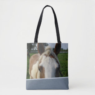 Palomino-Pferd spielt Versteckspiel Tasche
