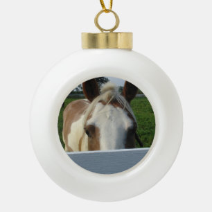 Palomino-Pferd versteckt sich hinter einem Zaun Keramik Kugel-Ornament