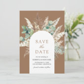 Pampas Eukalyptus Torbogen Beige Brauntöne Hochzei Save The Date (Stehend Vorderseite)