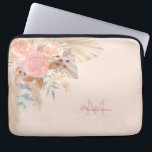 Pampas Gras Blütenrot Rosa Name Monogramm Laptopschutzhülle<br><div class="desc">Dieser elegante Laptop-Ärmel ist mit Aquarellgras,  Eukalyptus,  Blume und getrockneten Blätter auf einem rot-rosa Hintergrund dekoriert. Einfach anpassbar. Weil wir unsere Kunstwerke erstellen,  werden Sie dieses exakte Bild von anderen Designern nicht finden. Original Wasserfarbe © Michele Davies.</div>