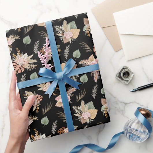 Pampas Grass & Blume auf schwarz Geschenkpapier (Schenken)