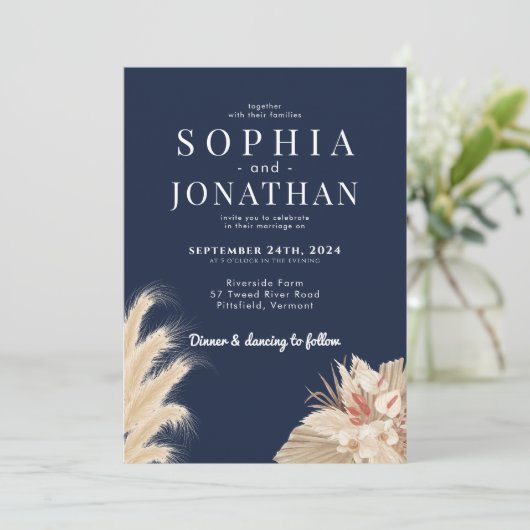 Pampas Grass Navy Blue Wedding Moderner Chic Einladung (Stehend Vorderseite)