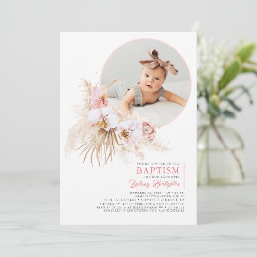 Pampas Grass Pink Floral Taufe Foto Einladung (Stehend Vorderseite)