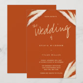 Pampas Grass Typografie Burnt Orange Wedding Einladung (Vorne/Hinten)