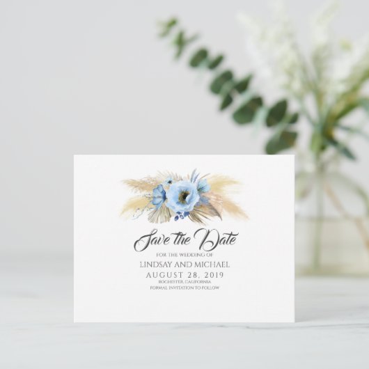 Pampas Grass und Dusty Blue Blumen Save the Date Postkarte (Stehend Vorderseite)