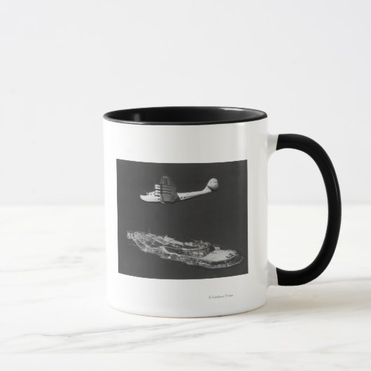 Pan American China Clipper fliegt über Tasse (Rechts)