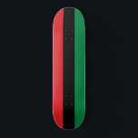 Panafrikanische Flagge Skateboard<br><div class="desc">In diesem Design ist die panafrikanische Flagge (auch bekannt als Schwarze Befreiungsflagge, UNIA-Flagge oder afroamerikanische Flagge) zu sehen, eine dreiseitige Flagge, die aus drei horizontalen Streifen rot, schwarz und grün besteht. Die Vereinigung Universeller Neger Improvement Association und die Liga der Afrikanischen Gemeinschaften (UNIA-ACL) haben sie am 13. August 1920 offiziell...</div>