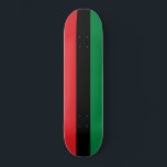 Panafrikanische Flagge Skateboard<br><div class="desc">In diesem Design ist die panafrikanische Flagge (auch bekannt als Schwarze Befreiungsflagge, UNIA-Flagge oder afroamerikanische Flagge) zu sehen, eine dreiseitige Flagge, die aus drei horizontalen Streifen rot, schwarz und grün besteht. Die Vereinigung Universeller Neger Improvement Association und die Liga der Afrikanischen Gemeinschaften (UNIA-ACL) haben sie am 13. August 1920 offiziell...</div>