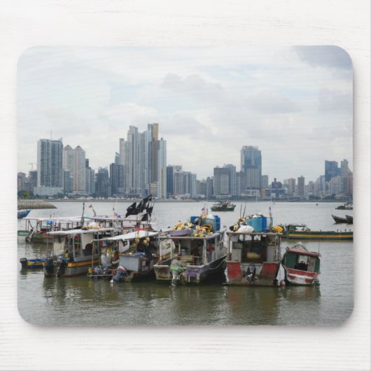 Panama-Stadt Skyline mit Fischerbooten Mousepad (Vorne)