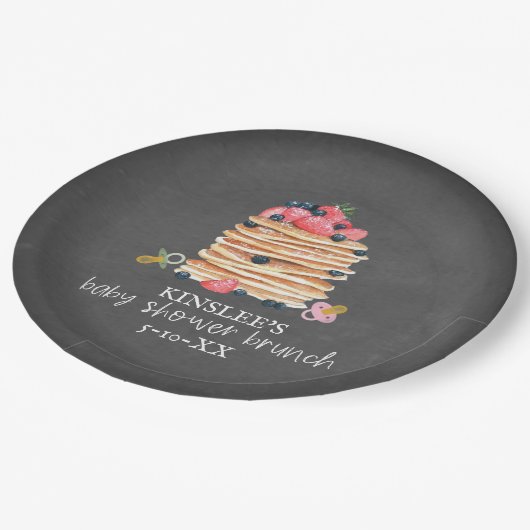 Pancakes & Schnullers Babydusche Brunch Chalkboard Pappteller (Schrägansicht)