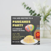 Pancakes und Pajamas Chalkboard Geburtstagsparty Einladung (Stehend Vorderseite)